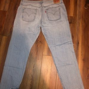 LEVI lightwashed distressed boyfriend jeans